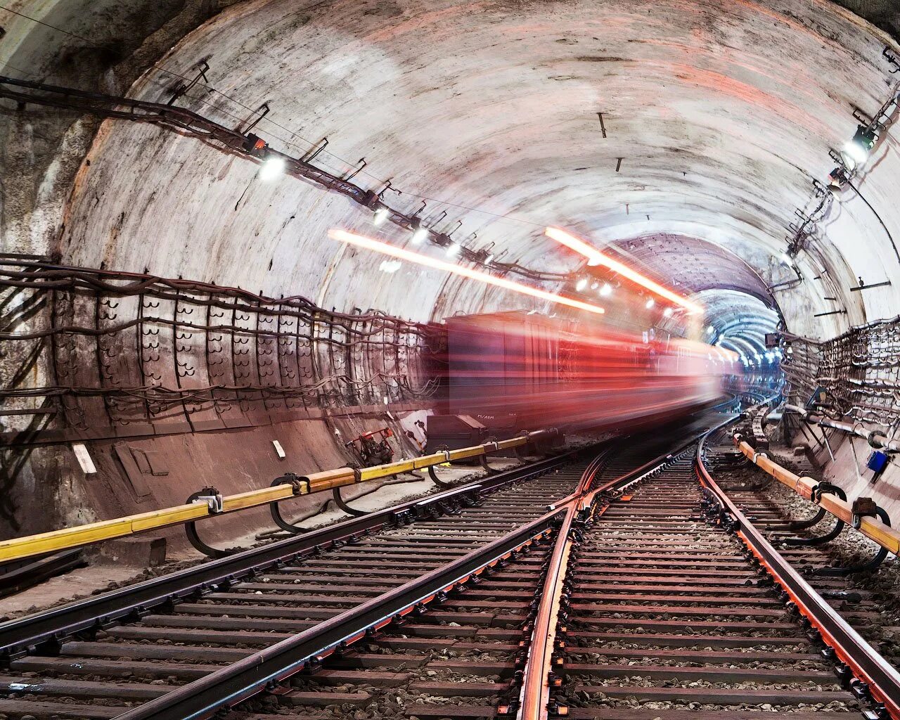 Создание метрополитена. Тоннель Московского метро. Руссос Метрострой. Метро тоннель подземелье Московского метрополитена. Руссос метро.