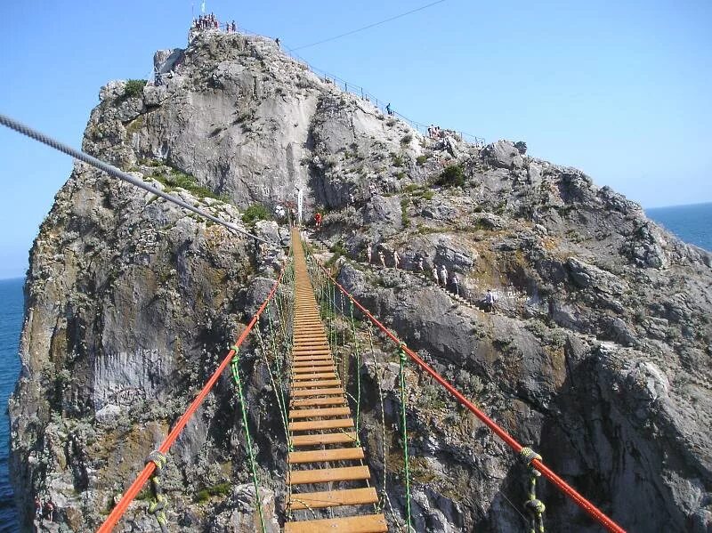 подвесная скала. подвесная скала. симеиз гора дива подвесной мост. симеиз крым скала дива мост. небесная тропа ай петри крым.