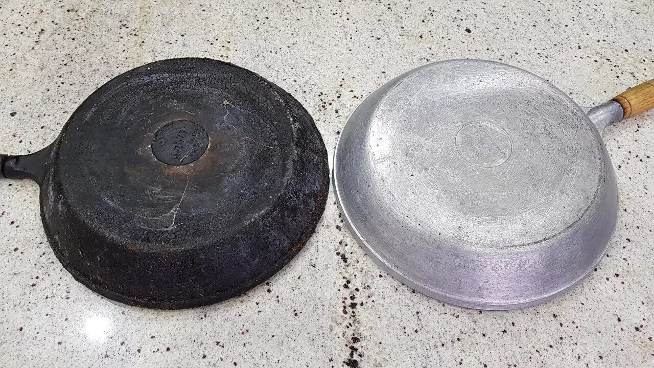 Нагар на чугунной сковороде. Алюминиевая сковорода с нагаром. Старая сковорода. Алюминиевая посуда нагар.