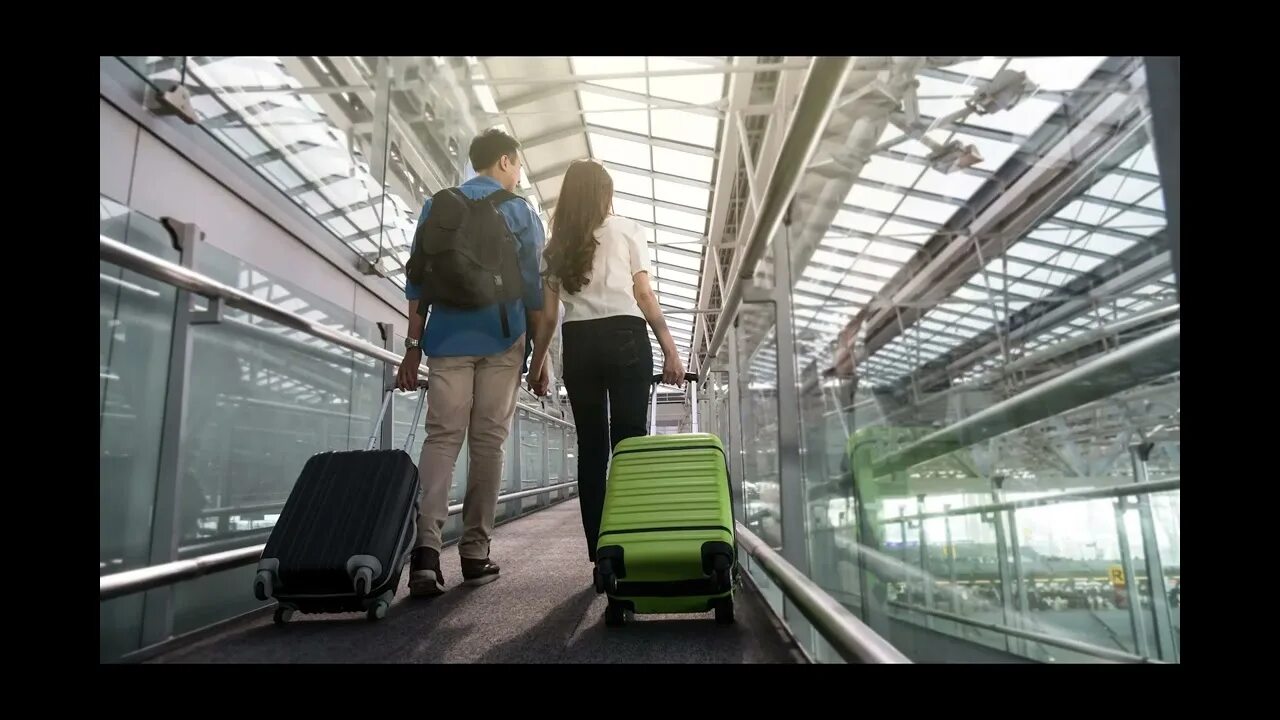 Пассажиры в аэропорту. Уезжать ли в европу. Человек с чемоданом. Эмиграция. Температура в венеции зимой.