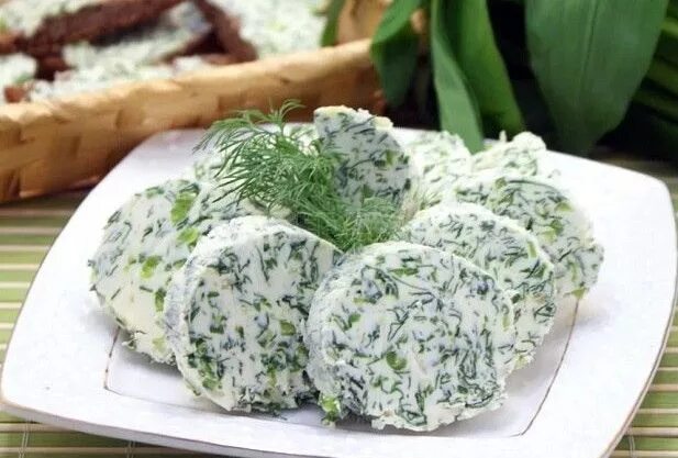 Медовый торт с творожным кремом со сливками, ягодами жимолости и киви Кулинарный