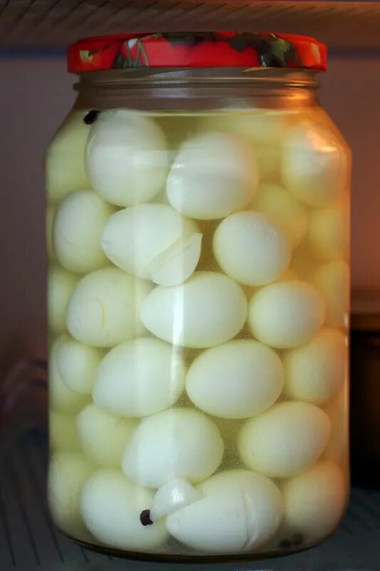 Яйцо в банке рецепт. Маринованные яйца. Консервирование яиц. Маринованные яйца в банке. Яйца перепелиные консервированные.