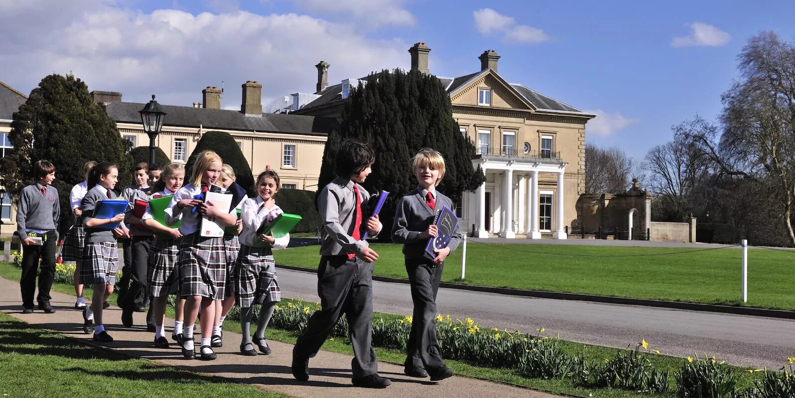 Life in uk. Общеобразовательная школа в Великобритании. Westbourne School Великобритания. Private School школа Великобритании. Средние школы Англии (secondary School).