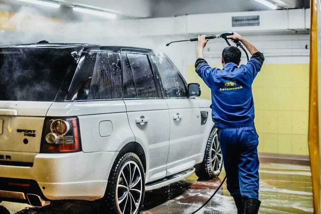 Работа на мойке автомобилей. Мойщик автомобилей. Мойщик машин. Автомойка мойщик. Профессиональная мойка автомобиля.