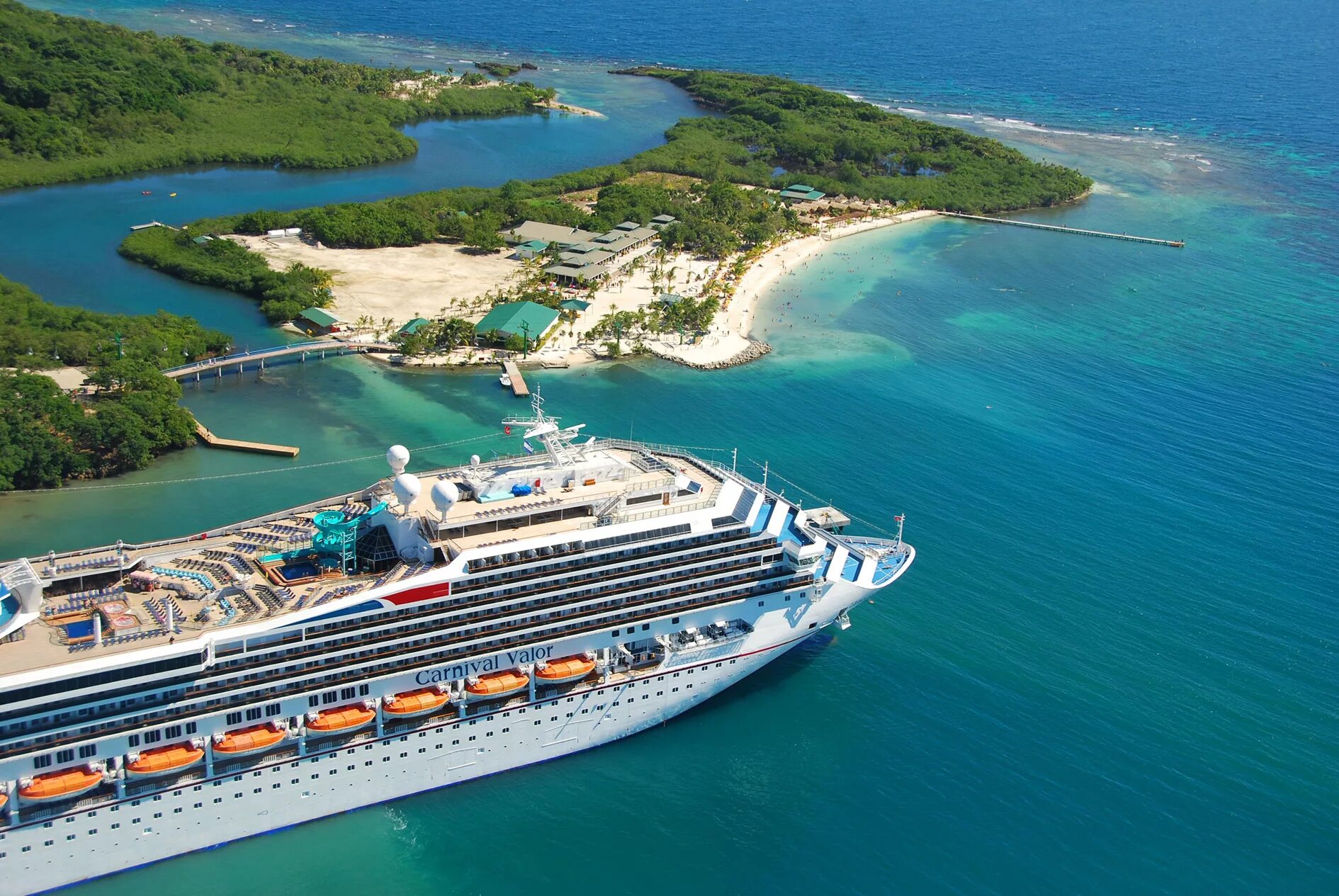 Cruises travel. Круизный лайнер Карибское море. Круизный порт Роатан. Круизный туризм (Карибский бассейн). Круизный лайнер Карибский бассейн.