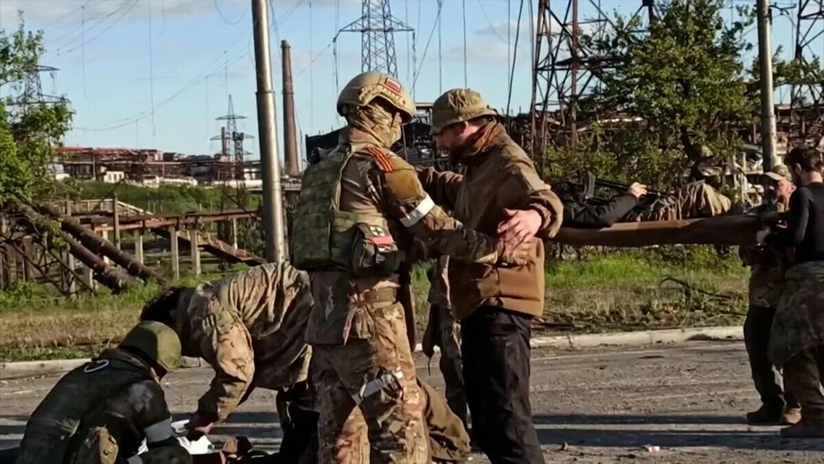 Украинские военные. Военные Азова сдались в плен. Украинские военные на Азовстали.