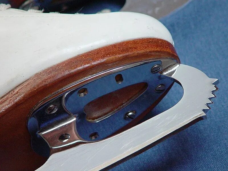 Фигурист заточка коньков. Sharpmaster станок заточки коньков. Точилка для фигурных коньков. Заточка хоккейных и фигурных коньков. Фигурист заточка коньков.