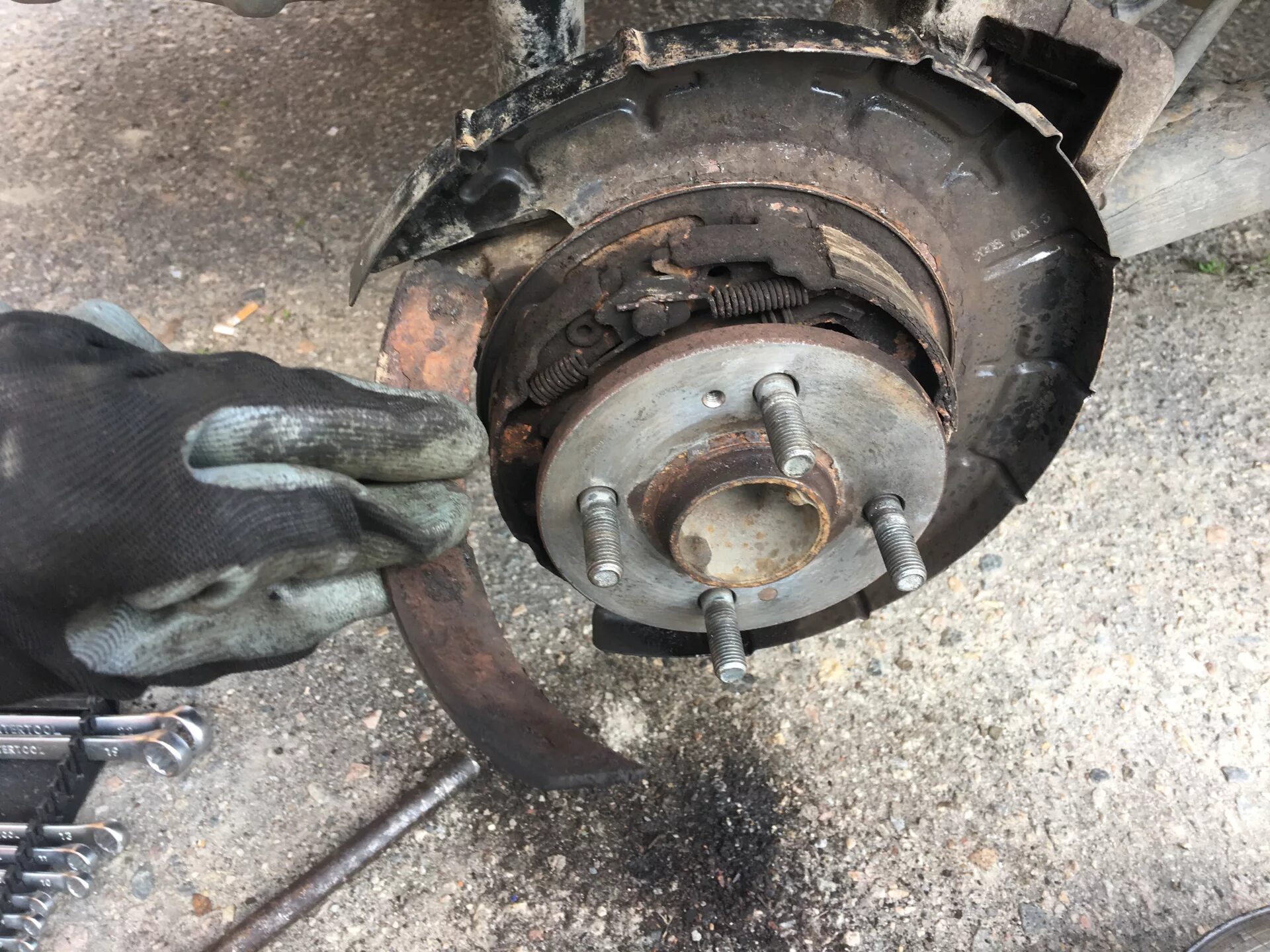 Колодки ручника хендай. Колодки ручника hyundai tucson 2008. колодки ручника hyundai i30. колодки ручника хендай i30. колодки ручника акцент 3.