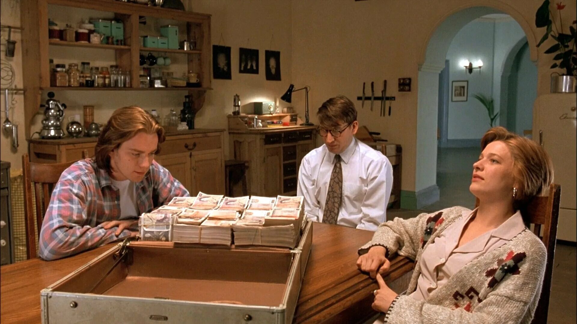 неглубокая 3. неглубокая могила алекс. неглубокая могила 1994 юэн макгрегор. неглубокая могила 1994 юэн макгрегор. фокс, керри неглубокая могила.