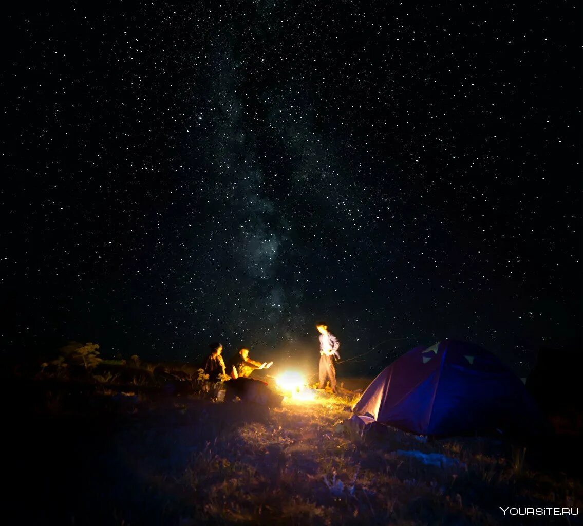 Темнота в палатке. Поход ночью. Палатка под звездами. Ночь палатка костер. Костер ночью.