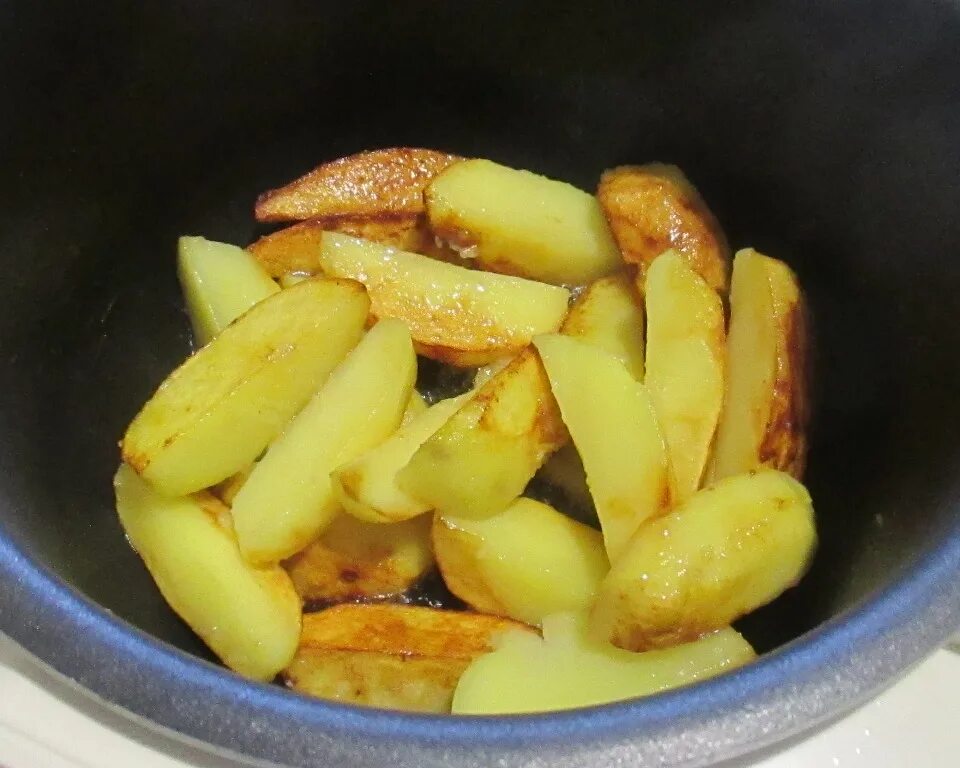 Можно ли жареную картошку в пост. Жареная картошка в мультиварке. Жареная картошка с чес. Жареная картошка с чесноком. Жареный картофель в мультиварке.