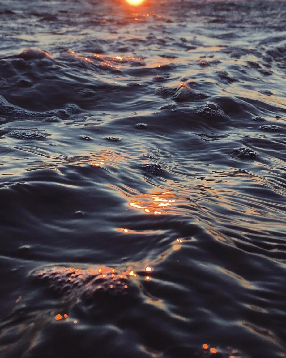 Блики солнца на воде. Блики на воде. Солнечные блики на воде. Море блики на воде.