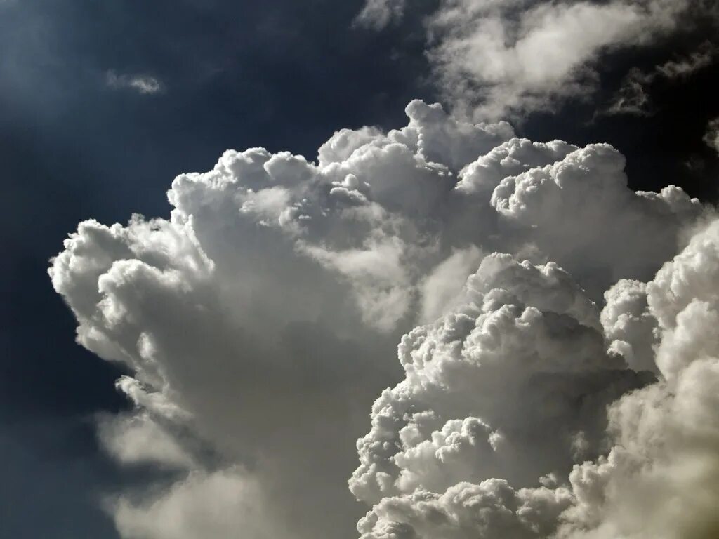 Потерянный в облаке 99. Облака. Грозовые облака. Белые грозовые облака. Дымчатые облака.