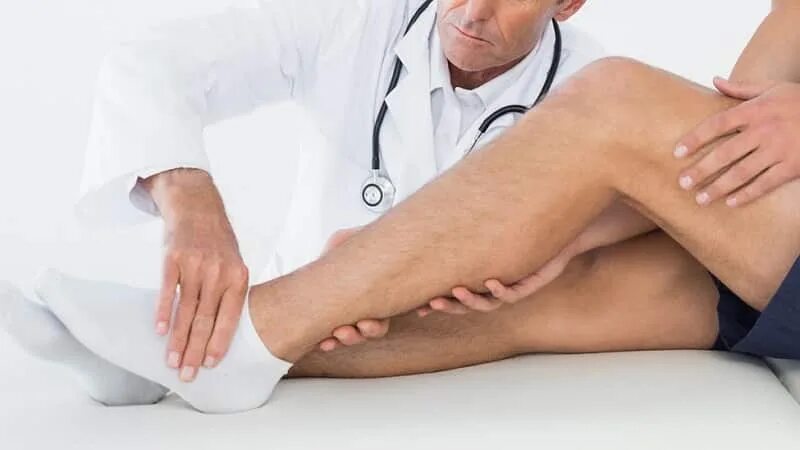 Болят ноги колени к какому врачу обратиться