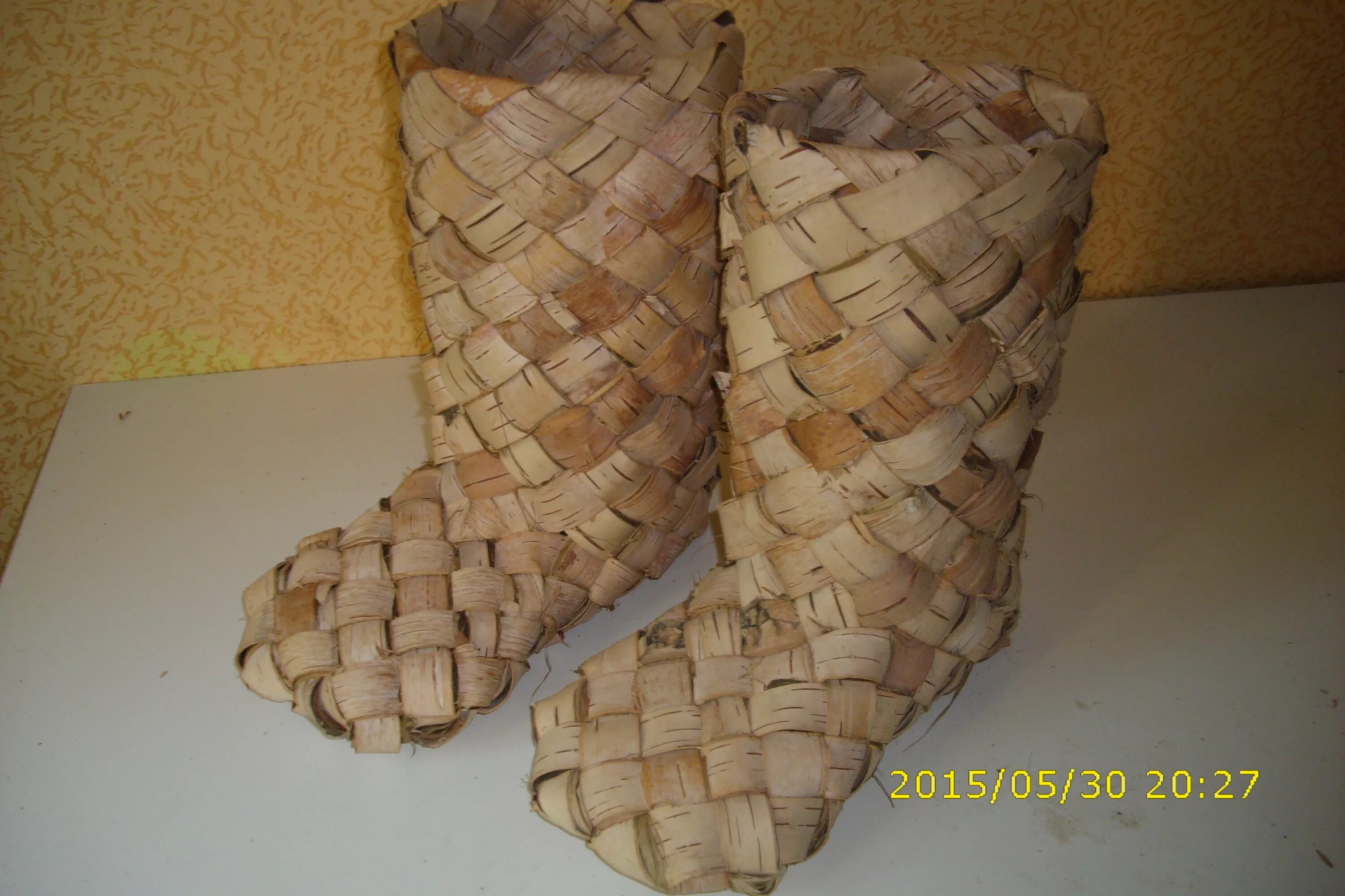 Плетение из бумажной лозы лапти. Лапти 2023. Лапти из бересты мастер класс. Как сделать лапти. Лапти из газетных трубочек мастер.