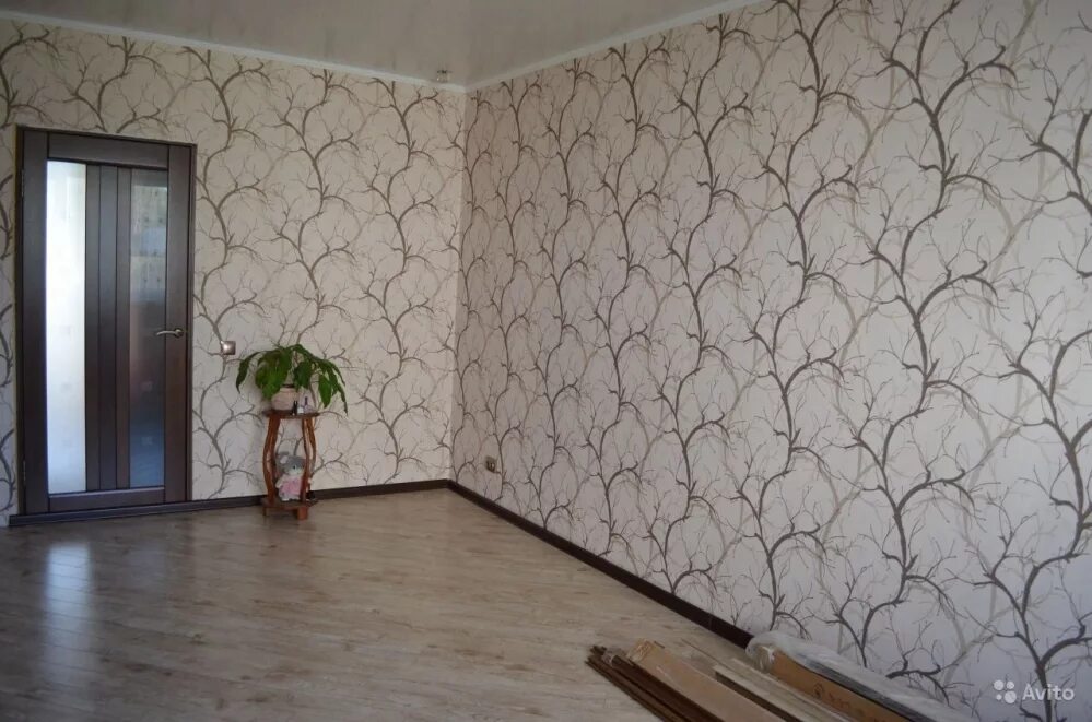 комнаты обклеены обоями. комната обклеенная разными обоями. наклеивание обоев на стены. поклейка стен. оклеивание потолков и стен обоями.