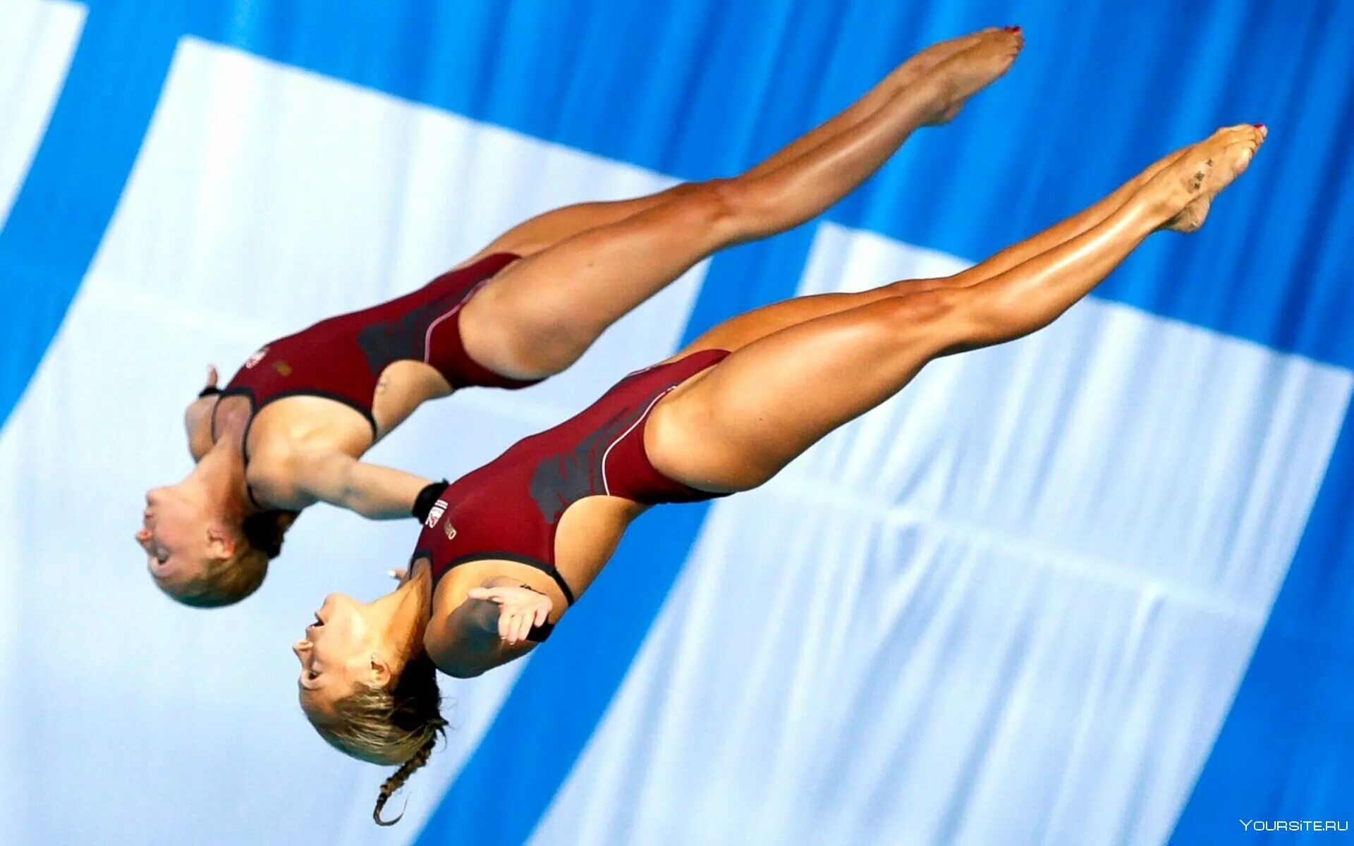 Прыжки в воду. Спортивные прыжки в воду. Синхронные прыжки в воду. Спортсмен прыгает в воду.