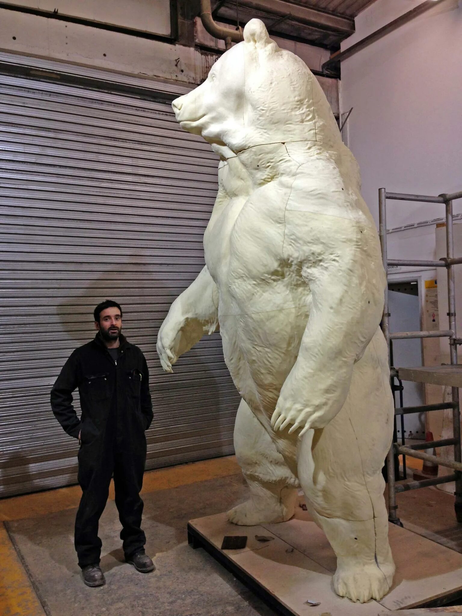 Легенда о пермском медведе. Фигура медведя. Скульптура "медведь". Ярославль парк 1000 летия медведь. Деревянная скульптура медведь.