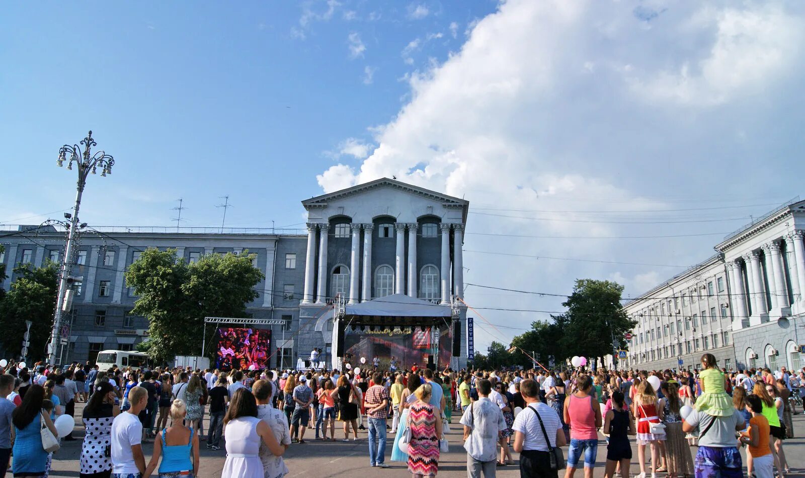 Население курска 2024 год. Курск люди. Население города Курска. Праздники в Курске на улице. День молодежи Курск.