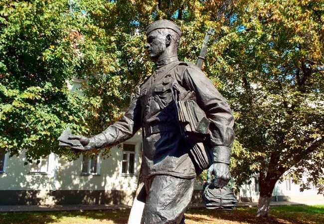 Памятник почтальону в Воронеже. Памятник фронтовому почтальону в Воронеже. Памятник солдату почтальону Воронеж. Памятник почтальону в Великой Отечественной войне.