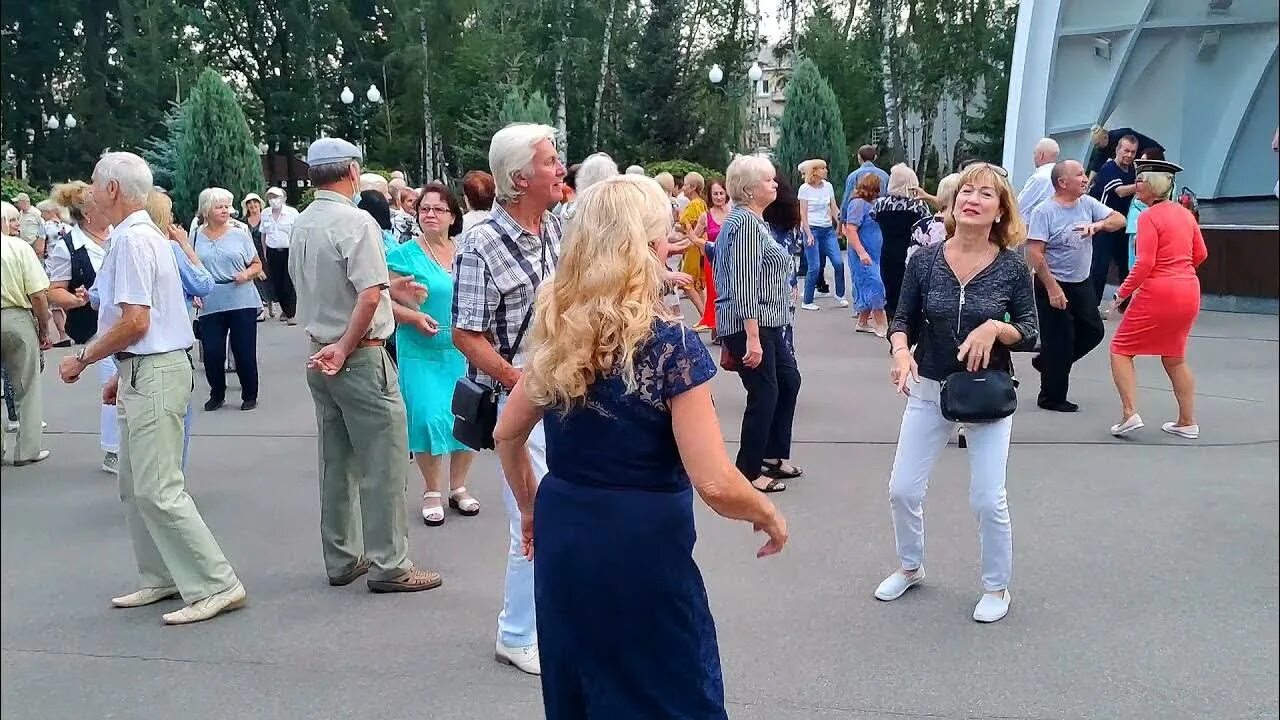 Парк горького танцы видео. Танцы в парке Горького в Харькове. Танцы в парке Горького в Харькове 2023г. Харьков парк Горького танцы. Парк Горького Харьков танцы пожилых.