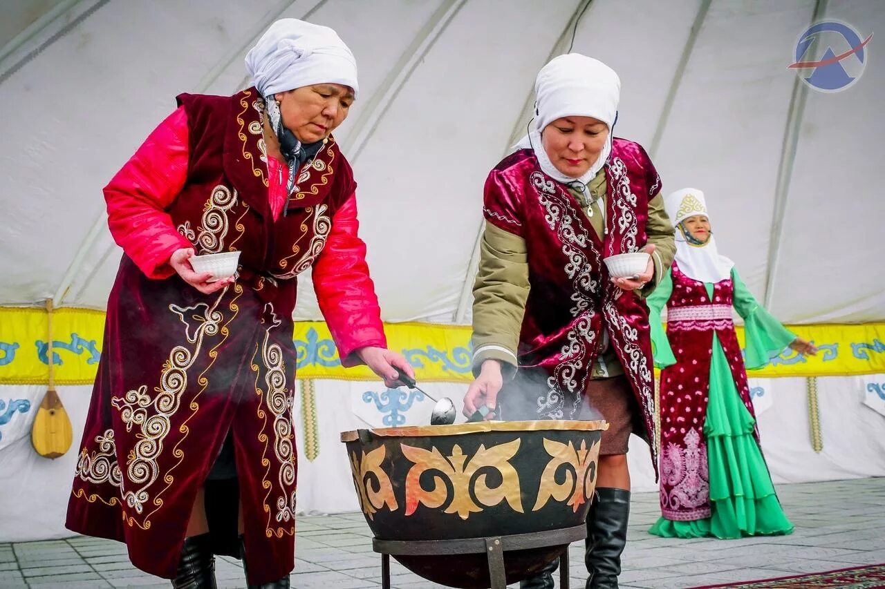 22 наурыз суреттері. 22 Наурыз. Наурыз в Казахстане. Наурыз у казахов. Казахский национальный костюм бабушки.