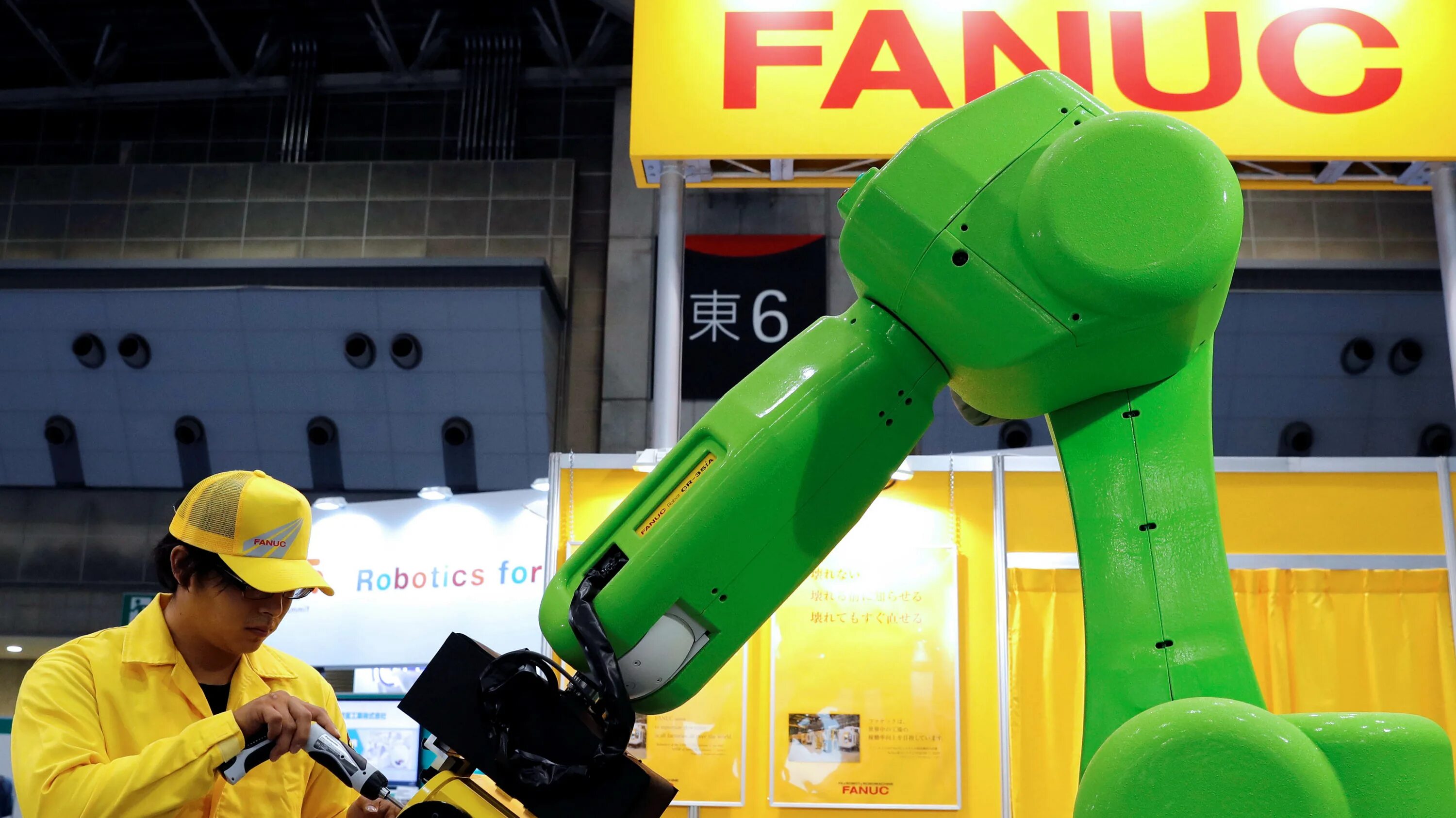 Fanuc robot. Fanuc Robotics. Робот Fanuc. Роботы в Японии. Робот Строитель.