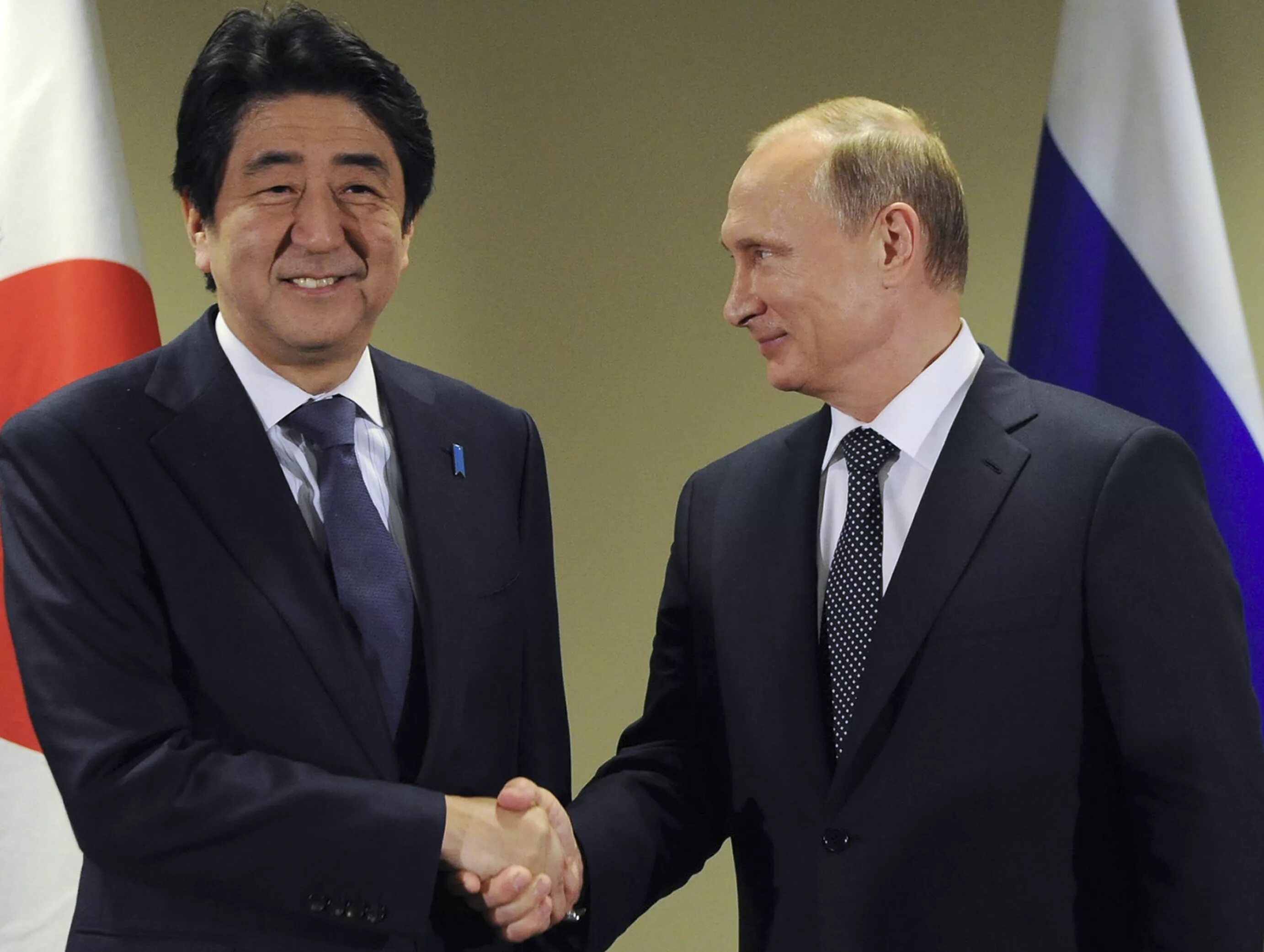 Россия принимает япония. Синдзо Абэ в России 2016.
