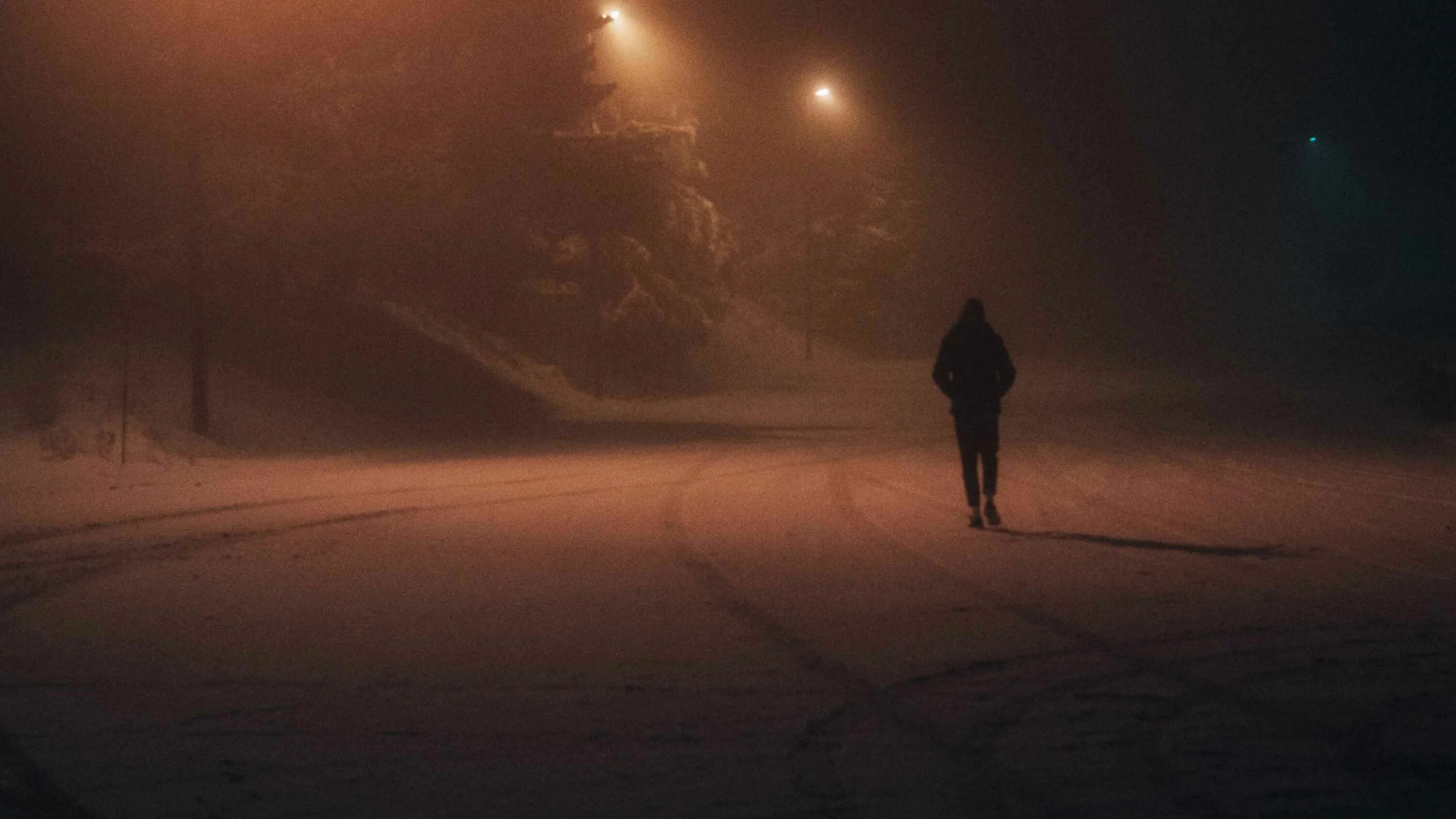 Одинокий парень ночью. Вечер в одиночестве. Снег одиночество. Одиночество в ночи.