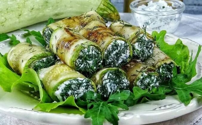 Кабачки с плавленным сыром и чесноком. Цуккини рулеты фаршированные. рулеты из цукини с творожным сыром. рулетики из цукини с творожным сыром. кабачки фаршированные рулетики.