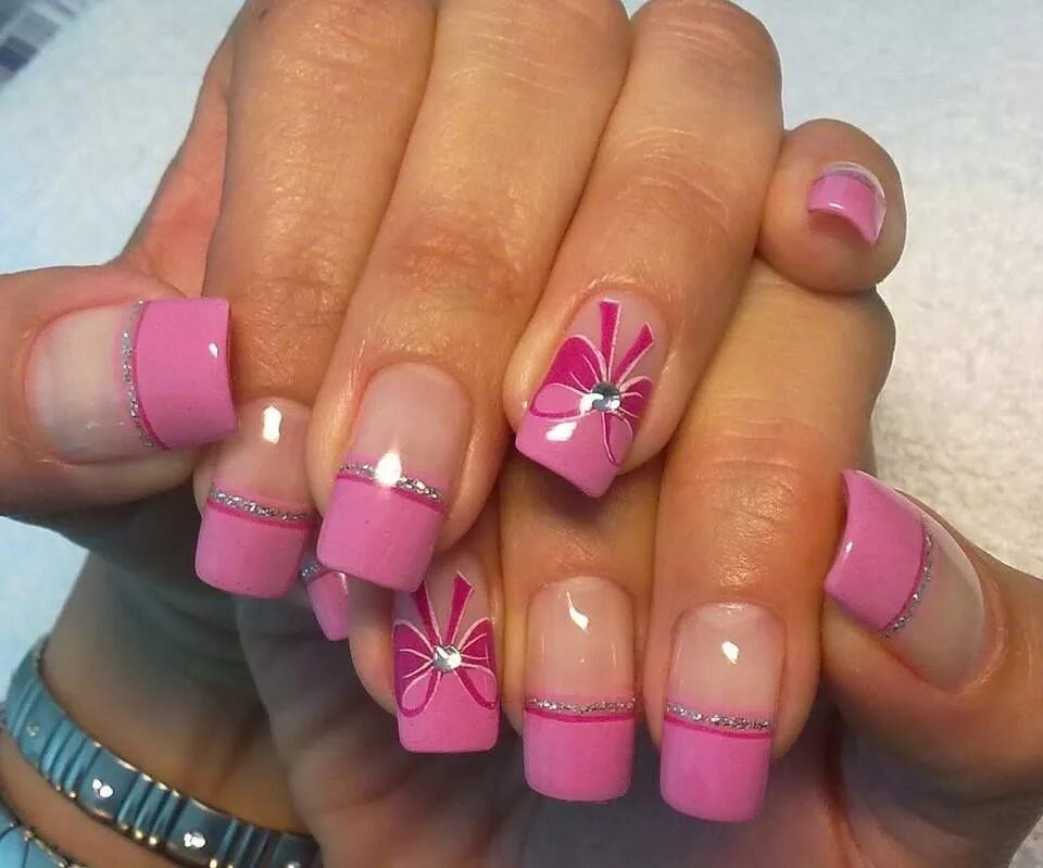 Розовый френч с цветами. Розовый френч на короткие ногти. Розовыйыренч. Розовый френч с рисунком. Розовый френч на квадратных ногтях.