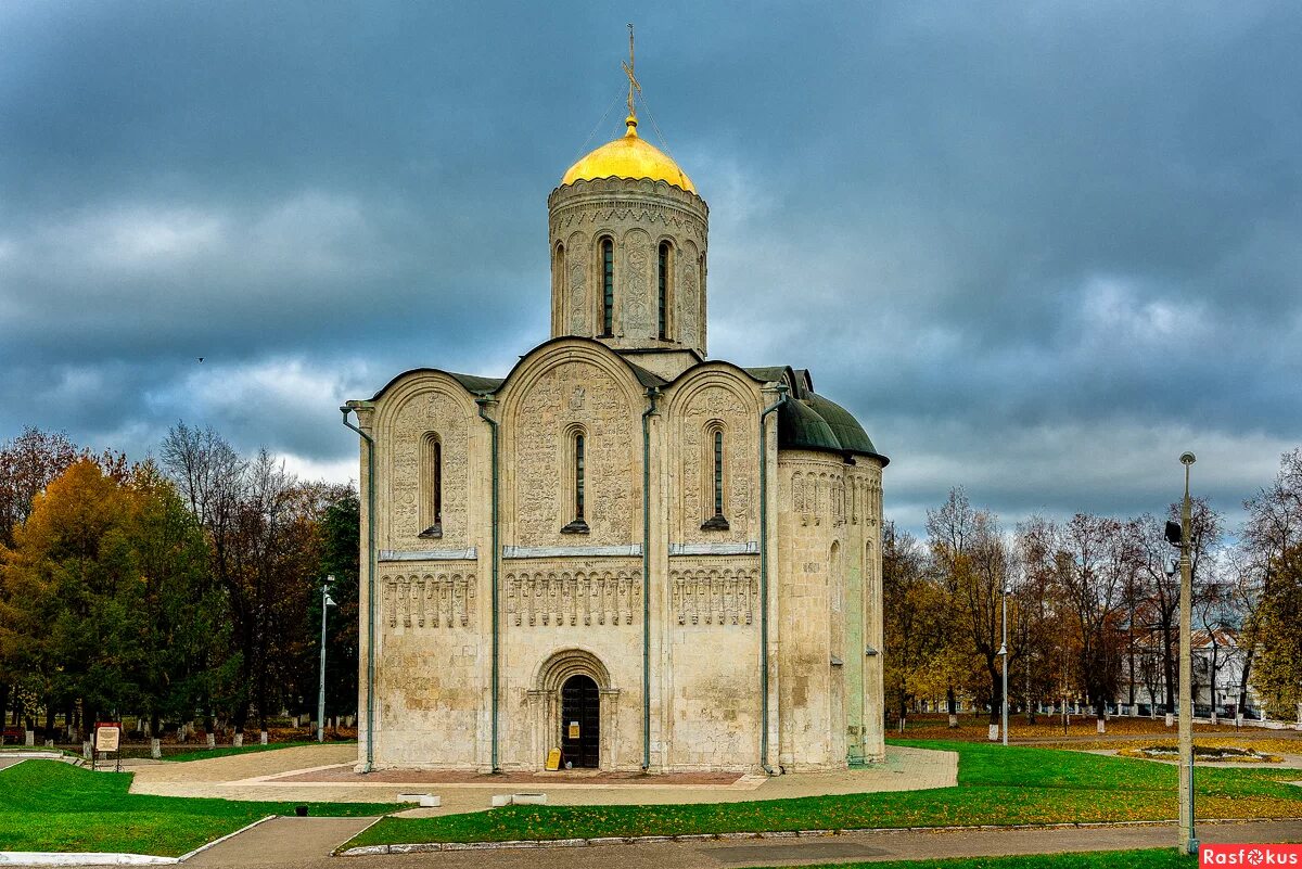памятник был построен в xii в. собор димитрия солунского (дмитриевский собор). софийский собор 1045-1050 великий новгород. памятник был построен в xii в. дмитриевский собор 1194-1197.