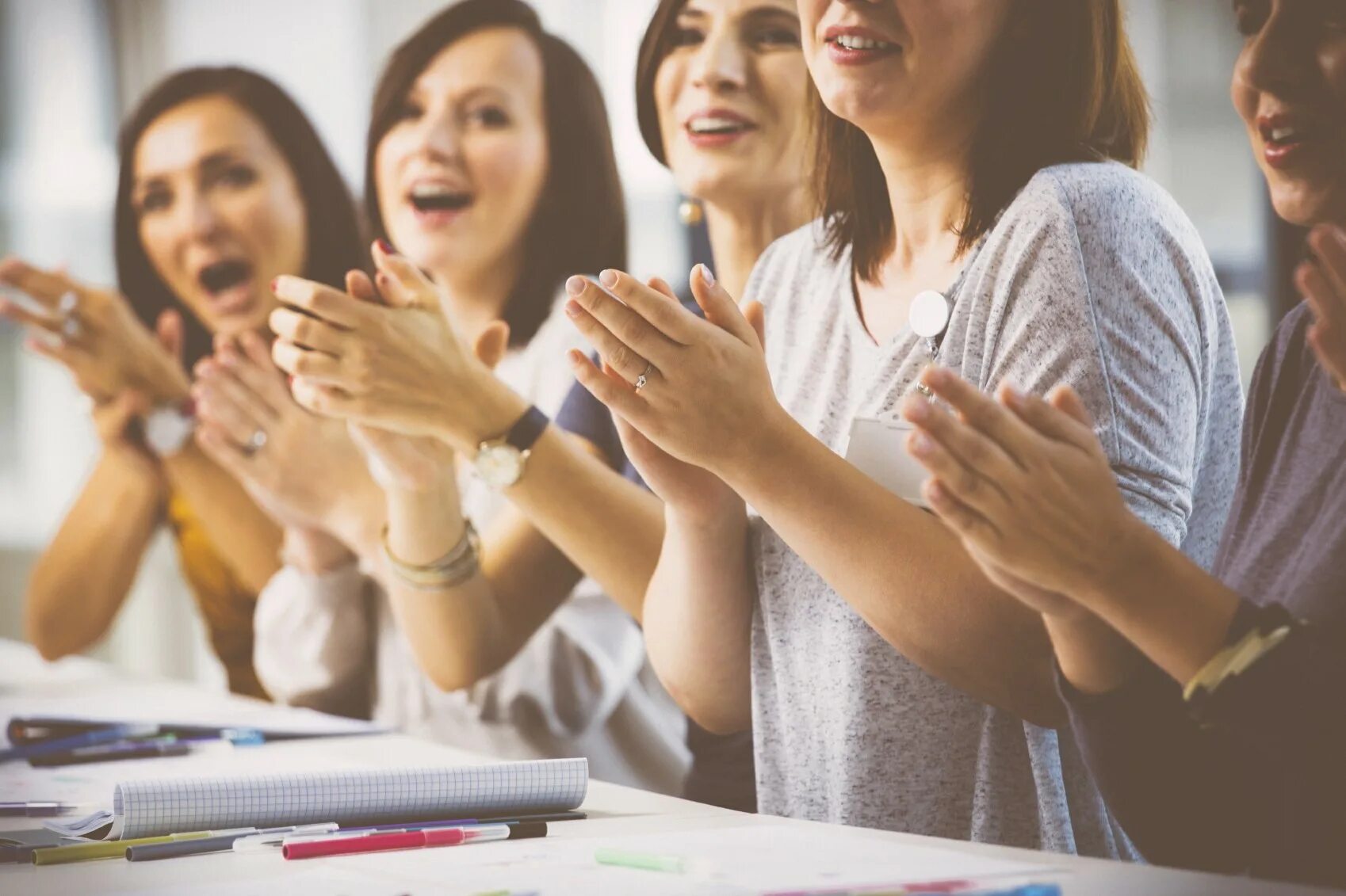 толпа аплодирует. винс вон незваные гости. толпа людей радуется. радостными аплодисментами средство языковой. аплодисменты мультяшные.