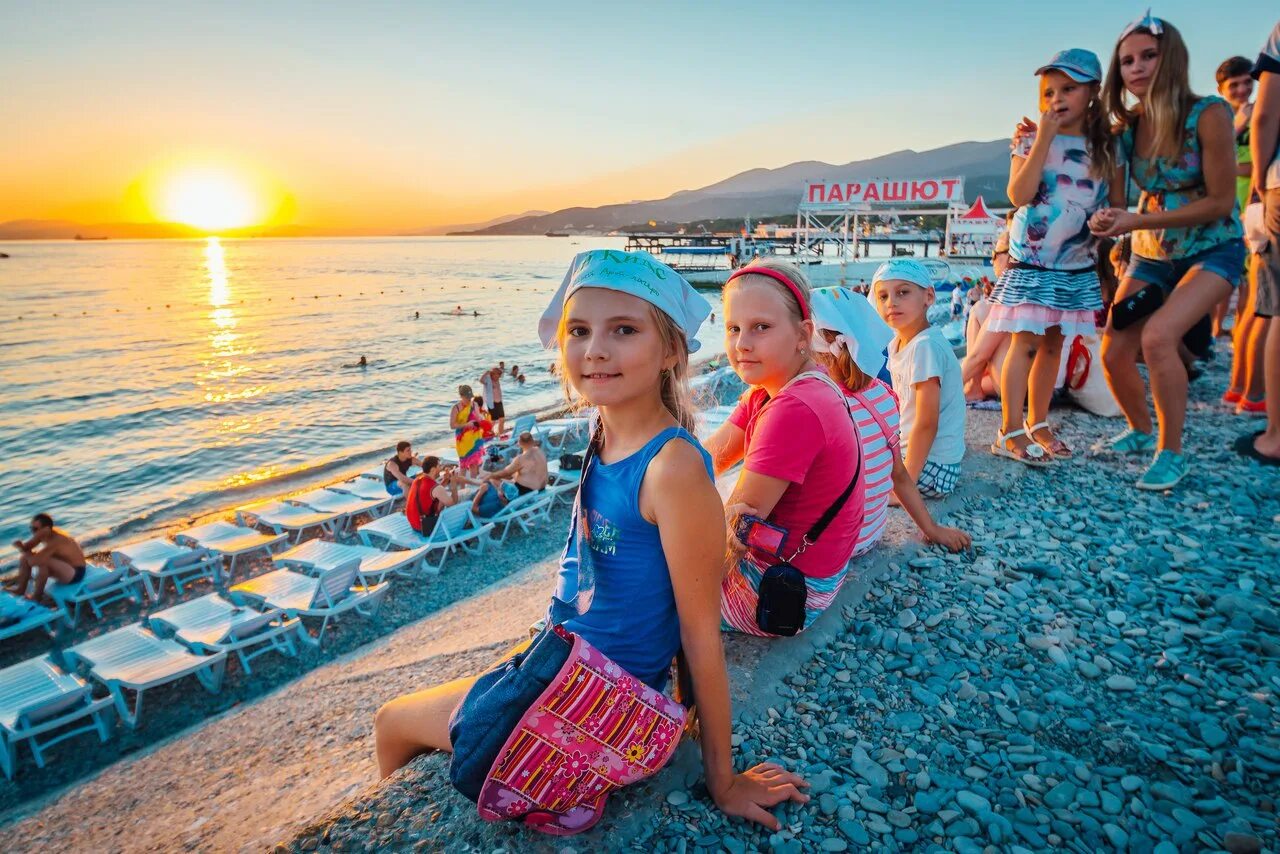 Детский лагерь на черном море 2022. Лагерь лазурный черное море. Летний лагерь на море 2021. Лагерь на море 2022. Лагерь многоморье сочи.