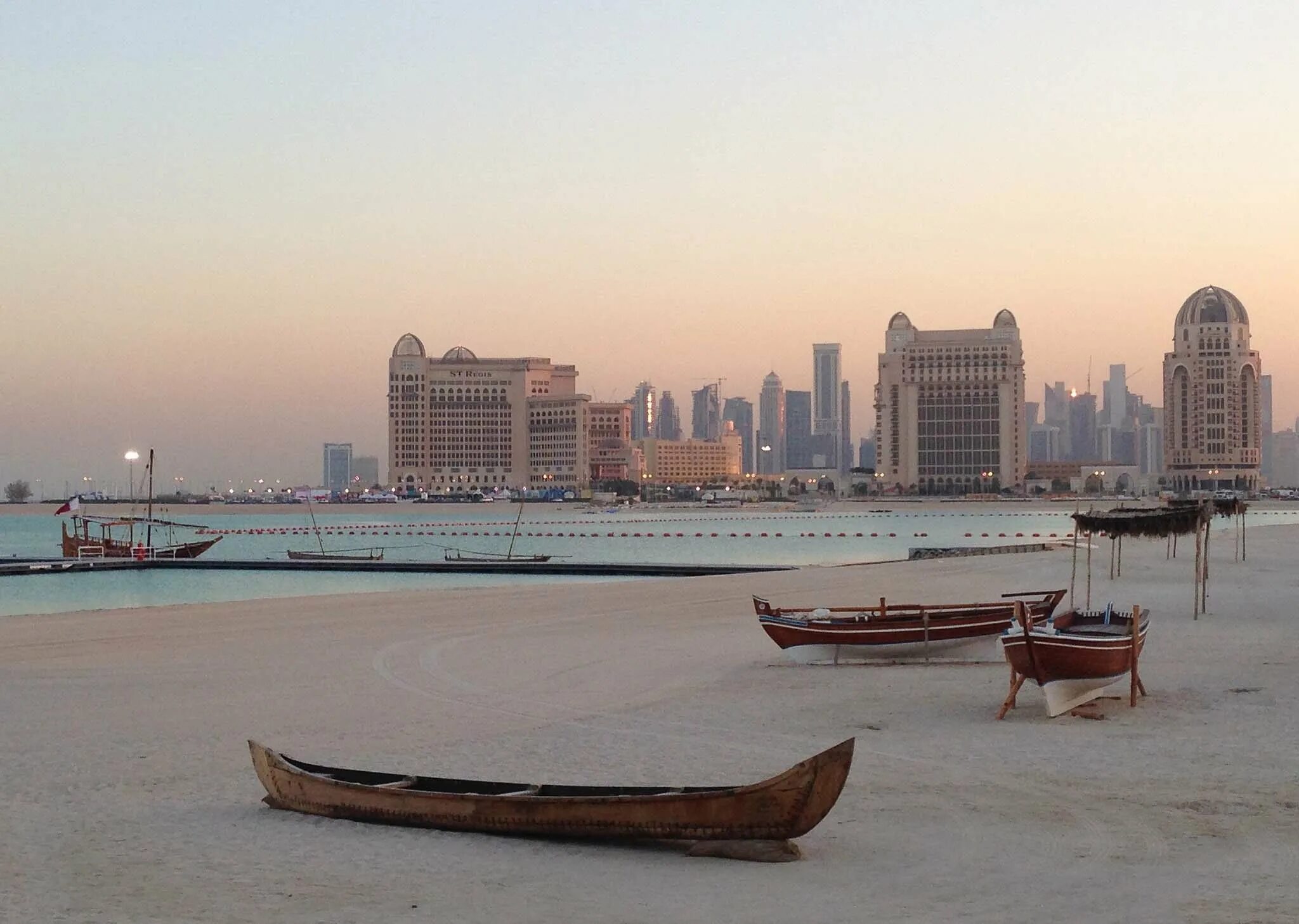 Самая жаркая страна в этом году. Доха Катар. Доха Корниш Катар. Набережная Корниш Доха. Катара Бич Доха.