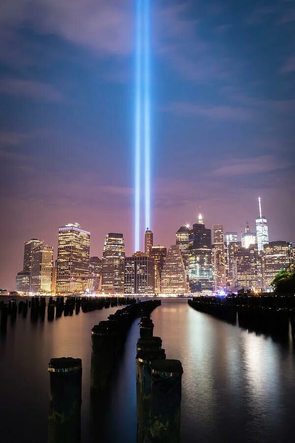 Сейчас new light. Башни Близнецы в Нью-Йорке сейчас. ВТЦ Нью-Йорк сейчас. Сиэтл Нью Йорк. Мемориал 11 сентября в Нью-Йорке.