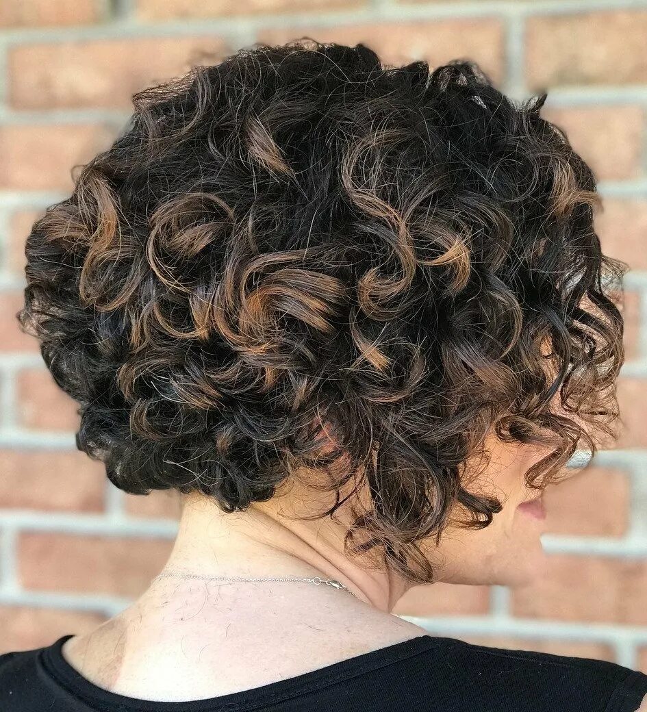 Боб кудри. Curly Bob Haircut. Стрижка Боб-каре на кудрявые волосы. Боб на вьющиеся волосы 2023. Стрижка боб на вьющиеся волосы