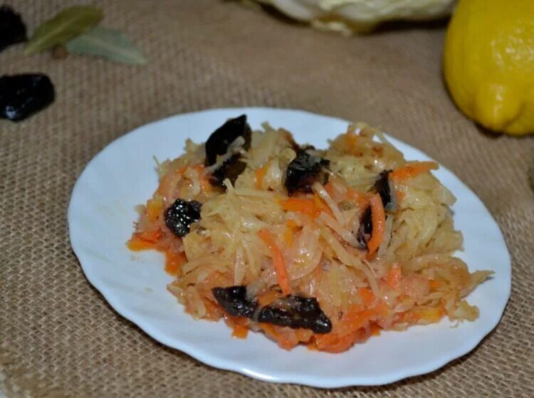 Капуста с курагой. Капуста тушеная с черносливом. тушёная капуста с икрой рыбы.