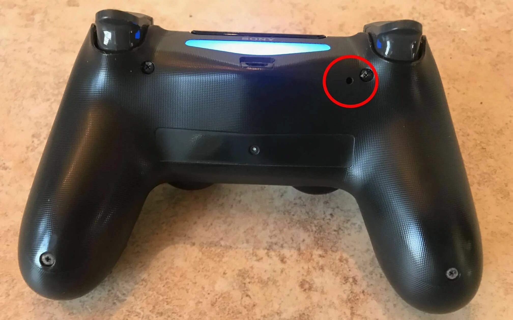 Завис джойстик. Ps4 Dualshock 4. Кнопка reset на дуалшок 4. Dualshock 4 кнопка reset.