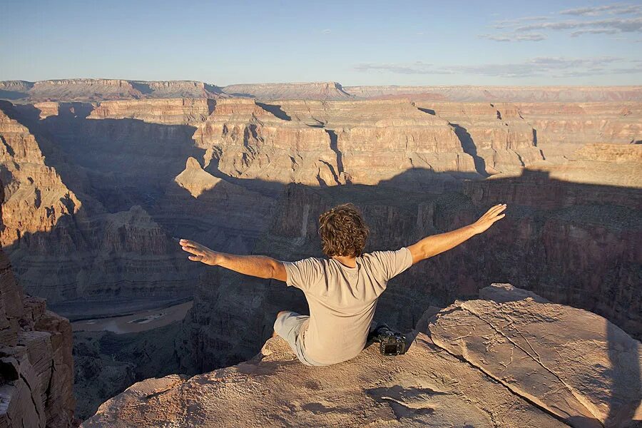 голос со скалы. вид с обрыва на море. клифф джампинг санторини. "скала". голос со скалы.
