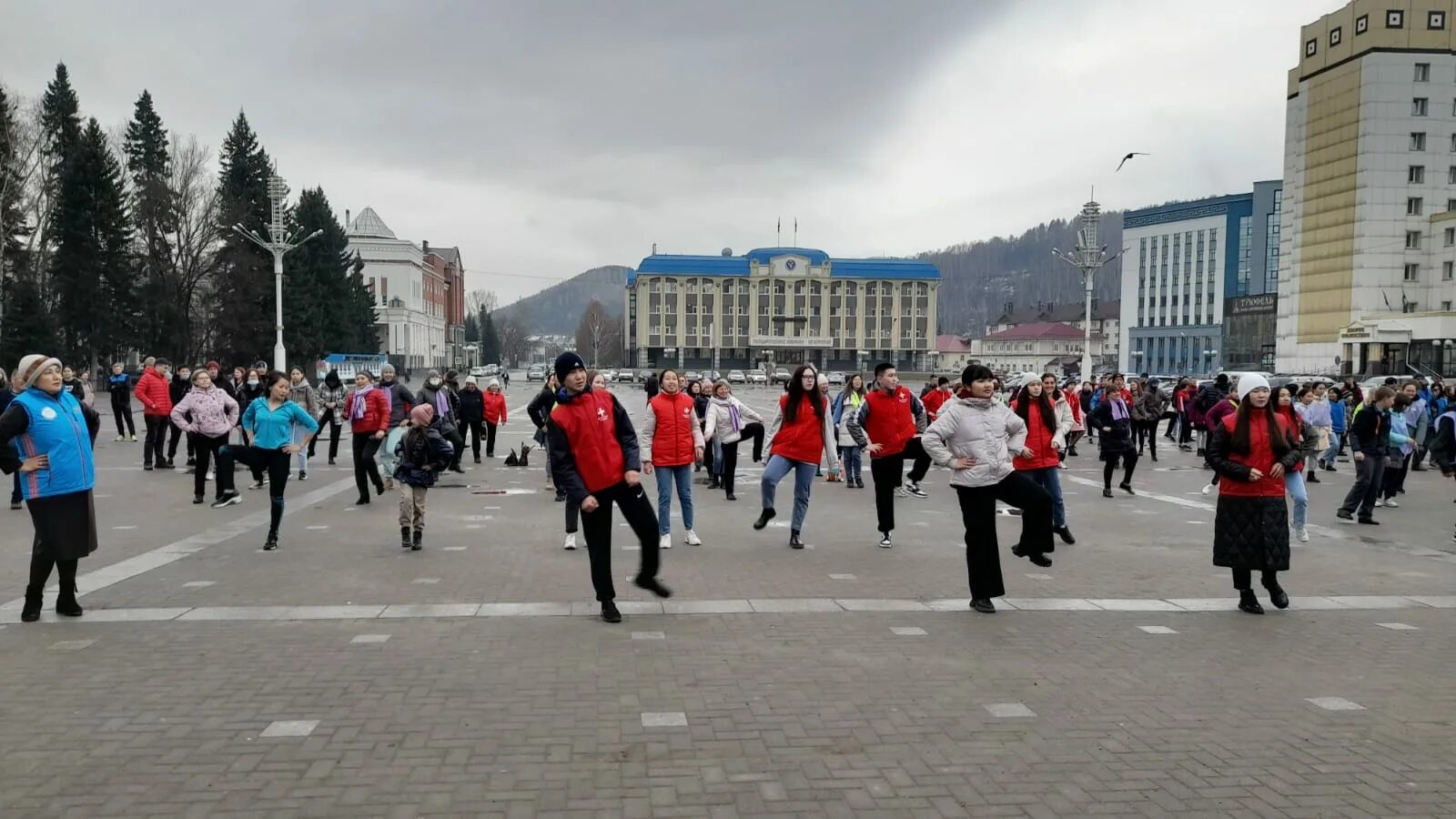 Горно алтайск июль. Парк Победы Горно-Алтайск. Центральная площадь Горно-Алтайска. Площадь Ленина Горно-Алтайск 2022. Республика Алтай Горно-Алтайск парк Победы парк Победы.