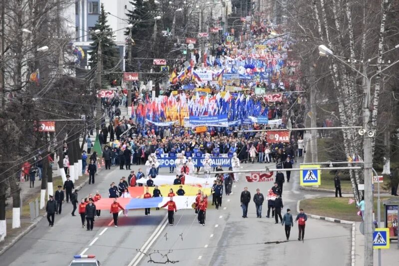 1 мая чебоксары. Первомайская демонстрация Чебоксары. Первое мая 2003 Чебоксары. 1 Мая Чебоксары фото.