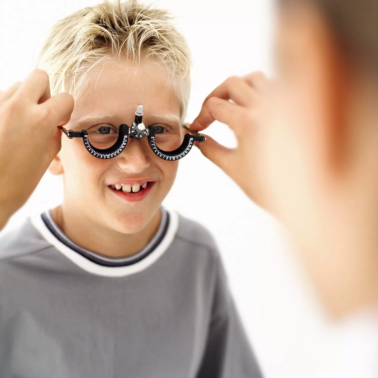 Нарушение зрения в 3. Дети в очках. Очки для детей. Очки для зрения для подростка. Мальчик в очках.