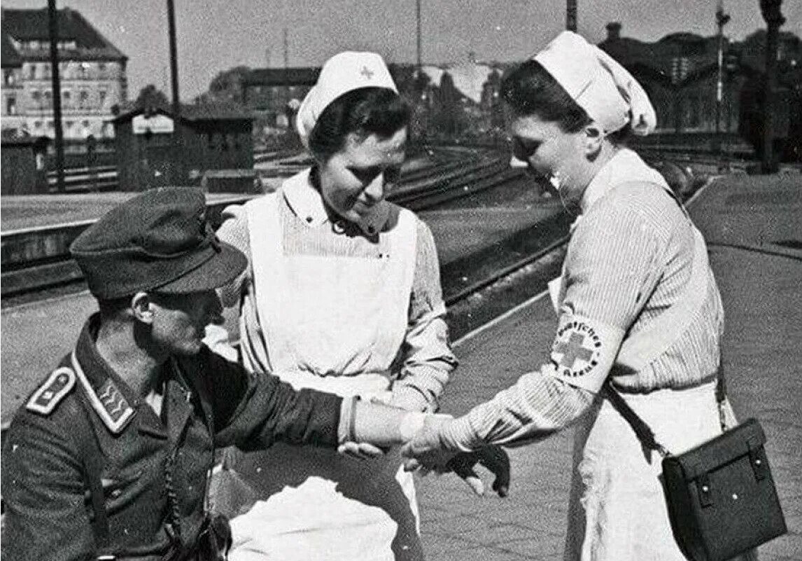 Санитарка госпиталь. Медсестры вермахта в Советском плену. Медсестра второй мировой войны 1941-1945. Медсестры второй мировой войны. Немецкие медсестры второй мировой войны.