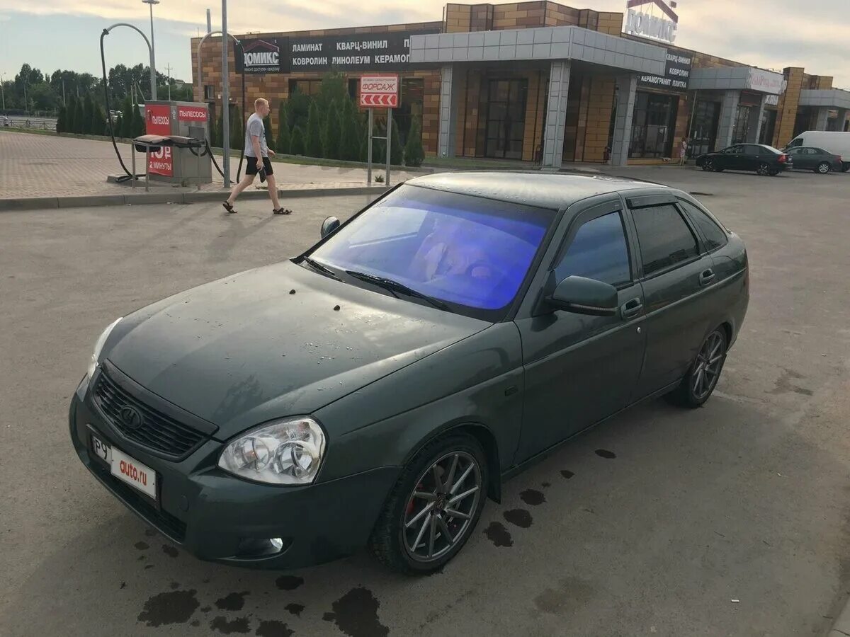Зеркальная тонировка на приоре. Приора тонировка дубай. Приора в дубае. Белая приора атермальная пленка. Белая приора атермальная пленка.