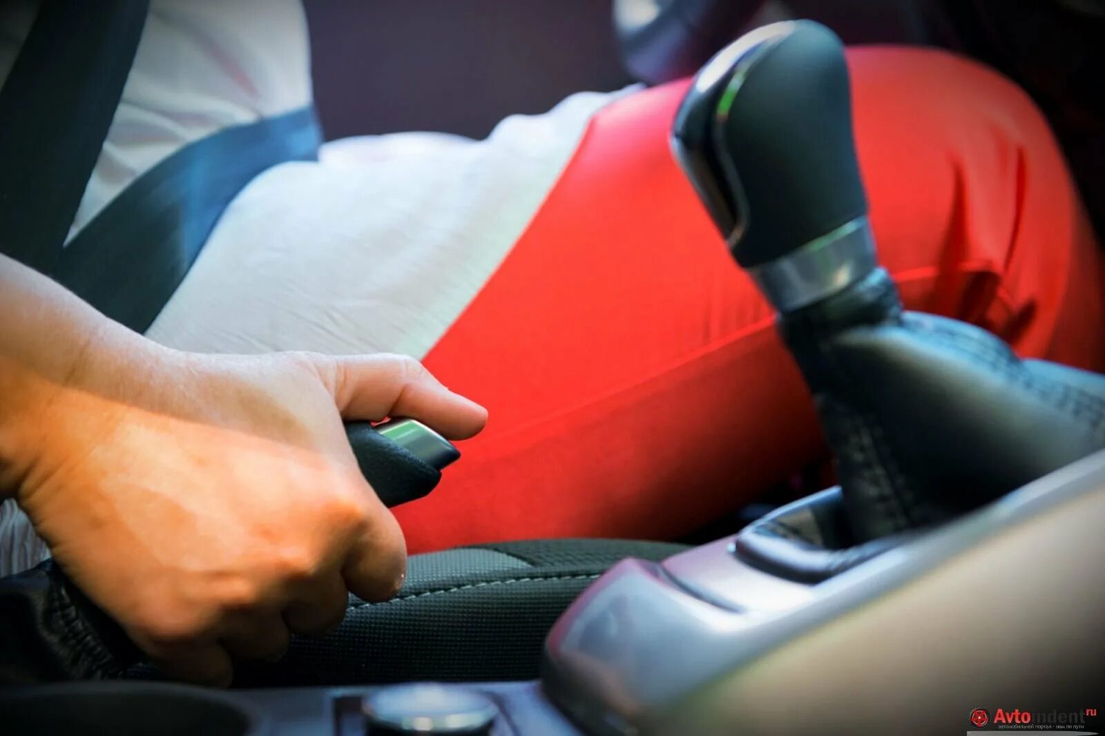 Ручник при отказе тормозов. Рука на ручном тормозе в автомобиле. Ручник автомобиля. Kia sorento 2015 ручник. Ручник фото.