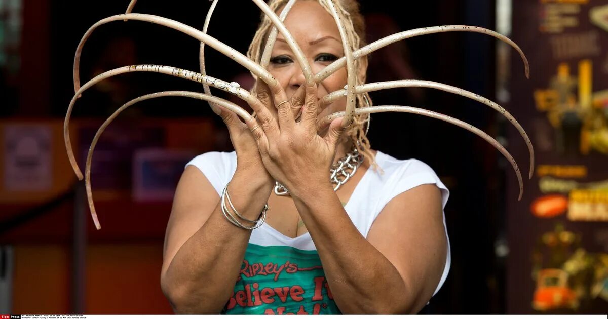 Аянна уильям 2020. Длинные ногти рекорд гиннесса. Самый большой шар из резиновых лент. Обручи много. Рекорды гиннесса.