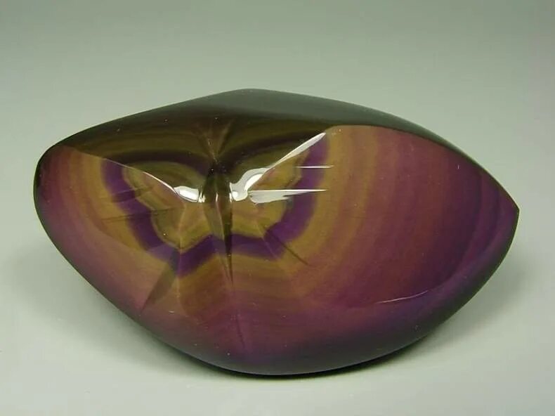 Самоцвет обсидиан. Вулканический камень обсидиан. Вулканический камень обсидиан. Пехштейн обсидиан. Obsidian что это.