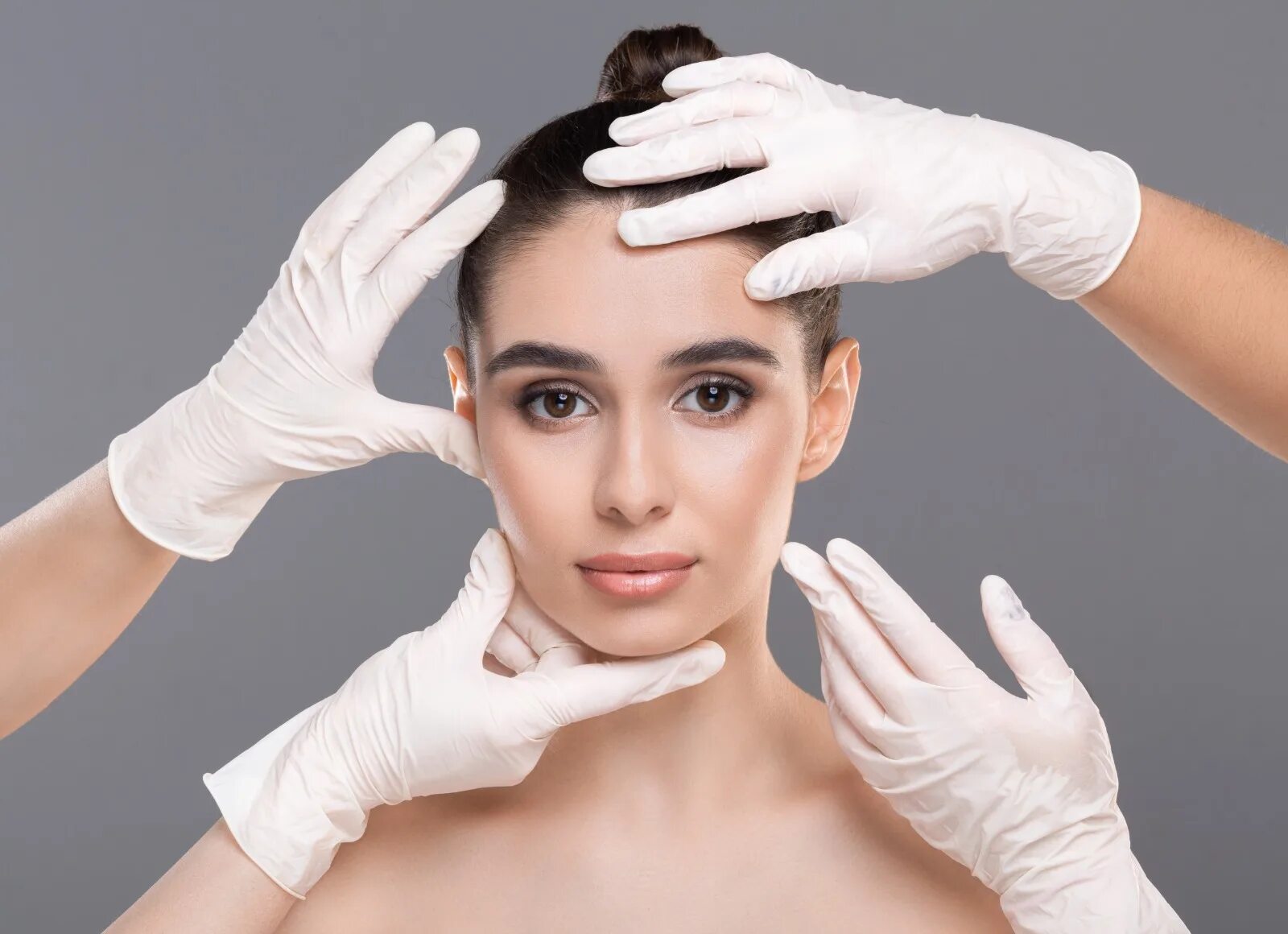 Реклама по косметологии. Лицо девушки косметология. Косметолог картинки. Beauty процедуры. Девушка с косметикой.