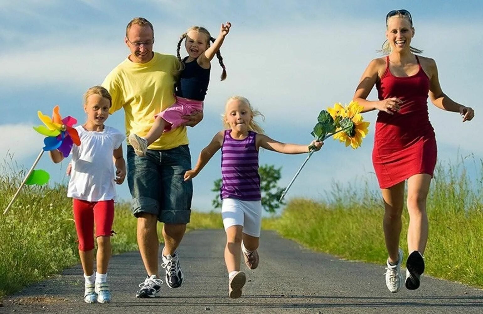Страна сильна семьями. Здоровый образ жизни. Спортивная семья. Активный и здоровый образ жизни. Спортивная семья с детьми.